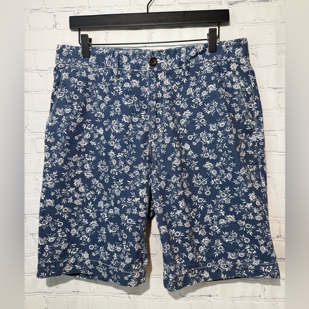 GapKHAKIS Lived in shorts size 33 blue with white florals